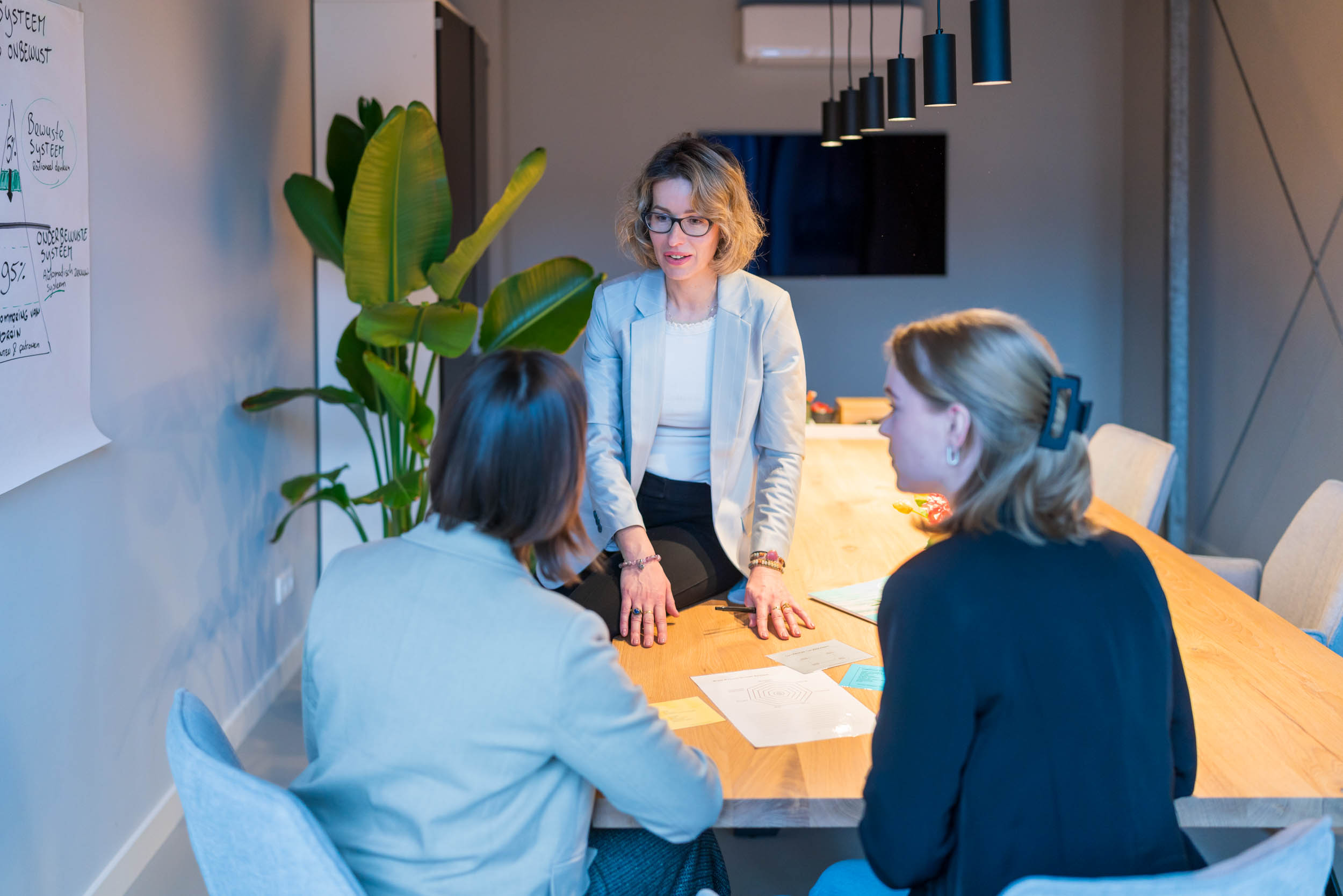 Foto: twee mensen in echt gesprek — warm en verbindend